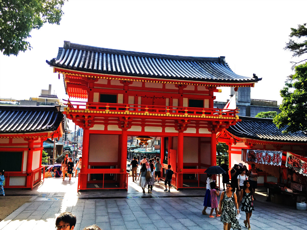 八坂神社，从社内向外看