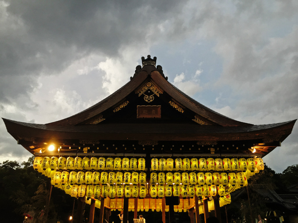 晚上七点钟的八坂神社、舞殿上的演唱