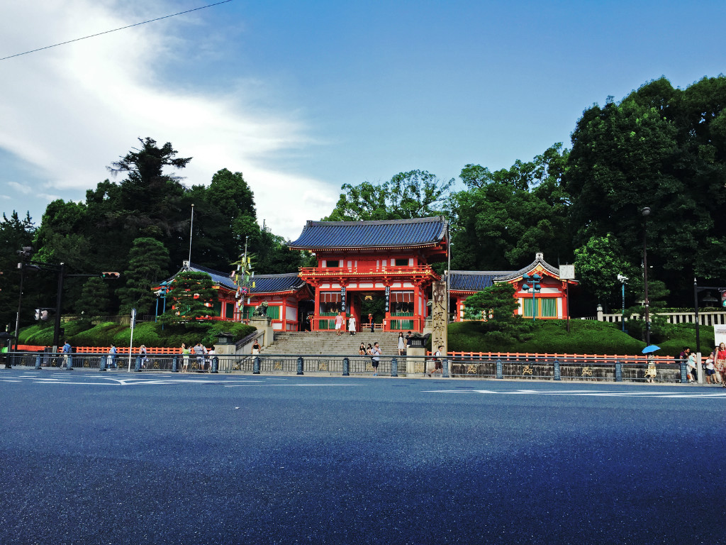 从街上的711看八坂神社